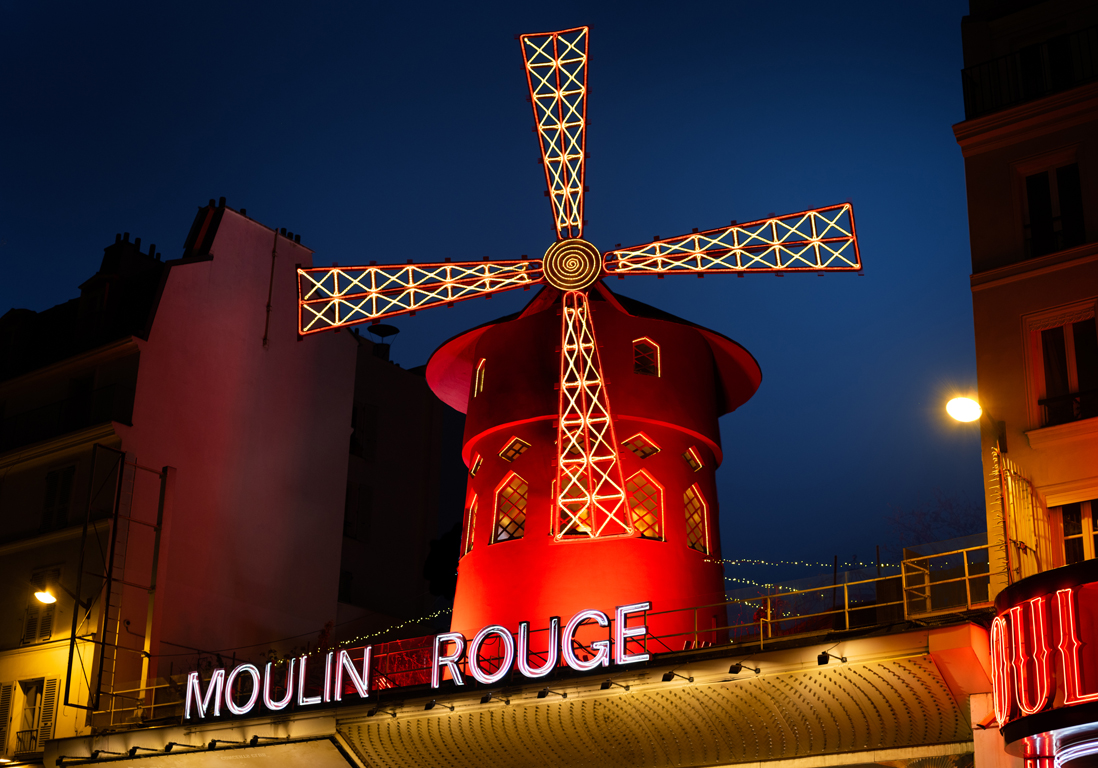 Et-si-vous-dormiez-dans-le-mythique-moulin-du-Moulin-Rouge