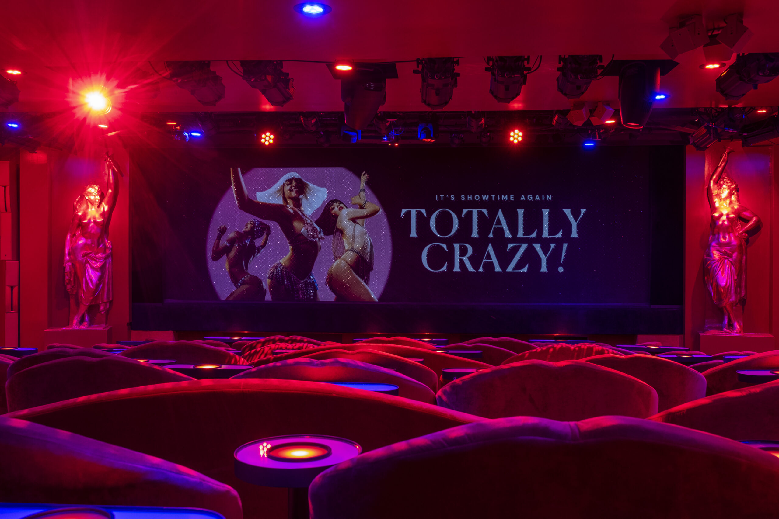 Le Crazy Horse après les travaux en octobre 2021 : salle, entrée, devanture + début du spectacle