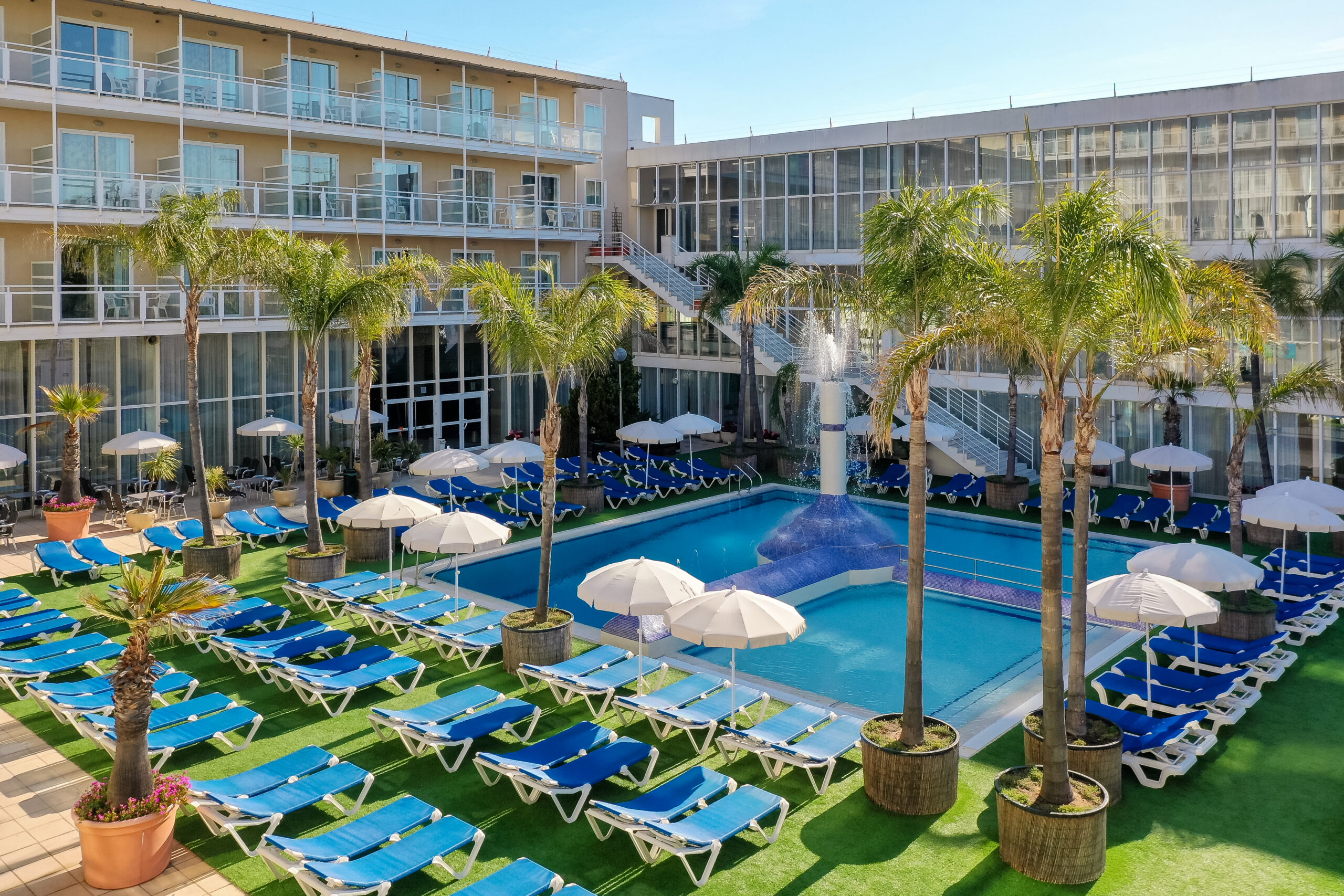 terrace---pool---sunbeds-htop-platja-park_52630814354_o